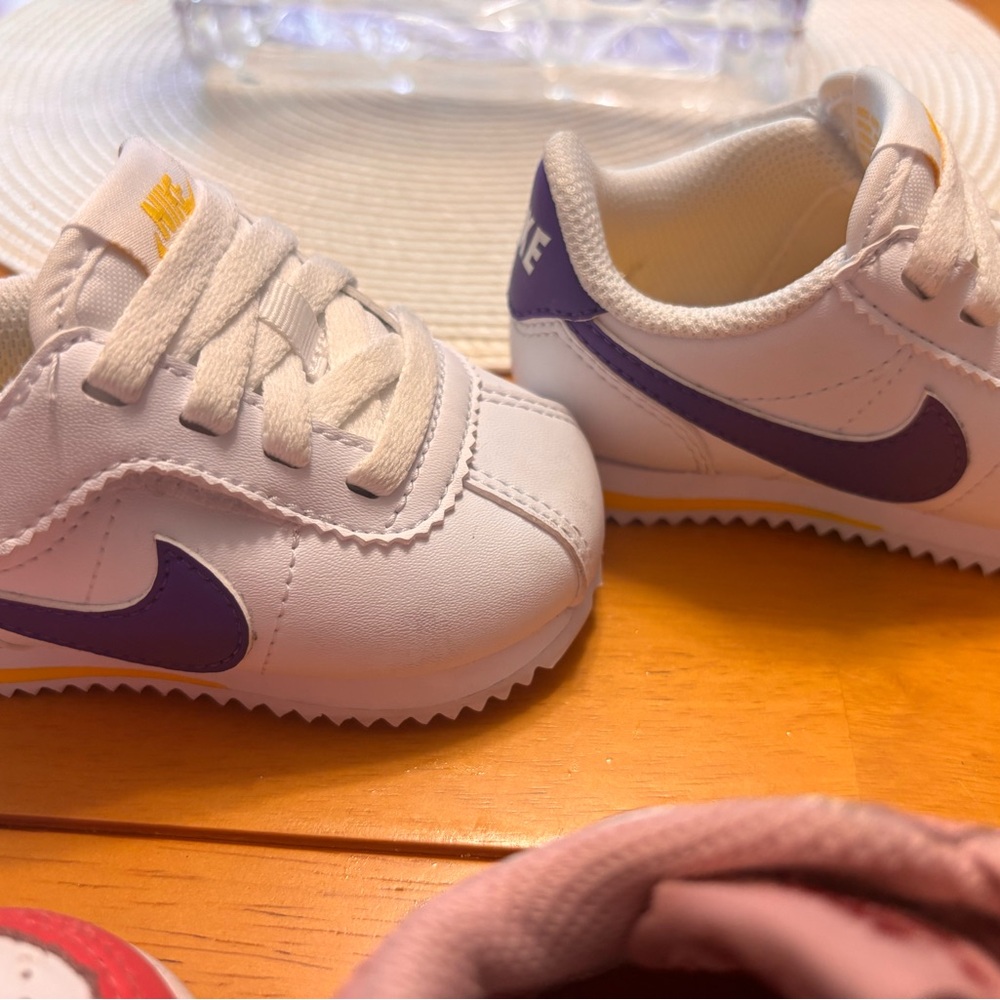 Nike White and Purple Sneakers Classic Design